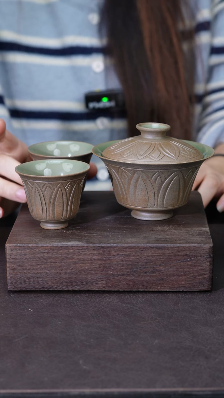 【闪购商品】其他尖叶纹饰外素内釉两杯