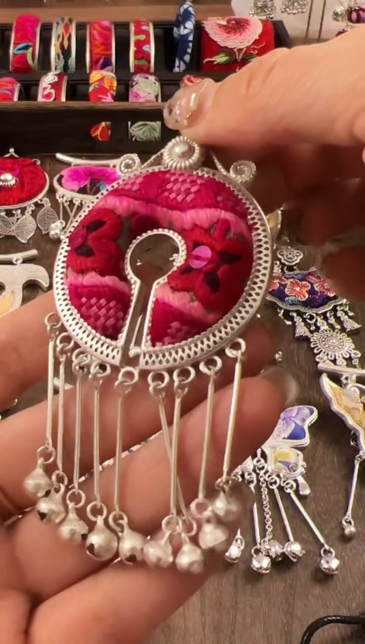 【闪购商品】织绣民族风老绣饰品124