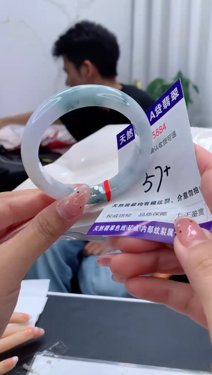 未镶嵌手镯翡翠有纹，完美者勿拍