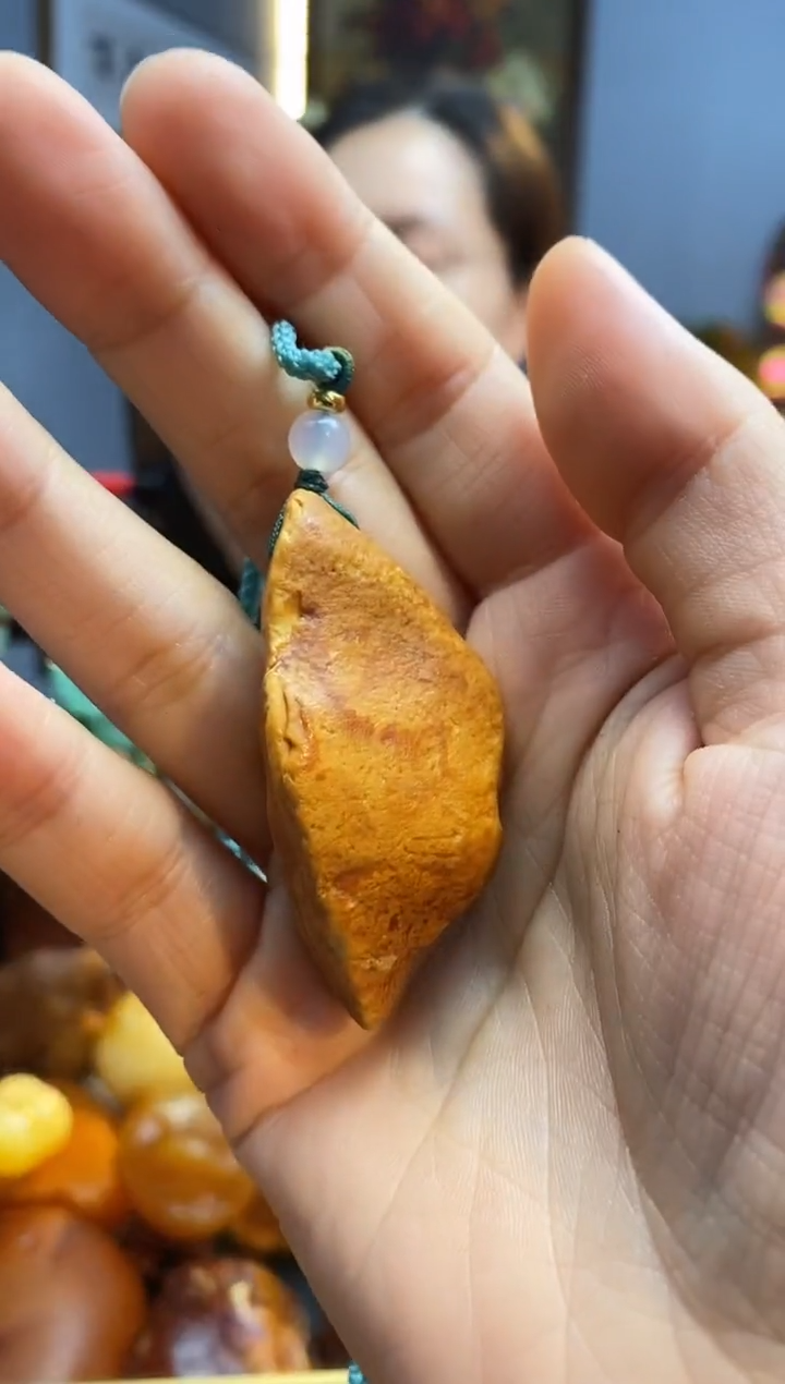 未镶嵌颈饰琥珀吊坠