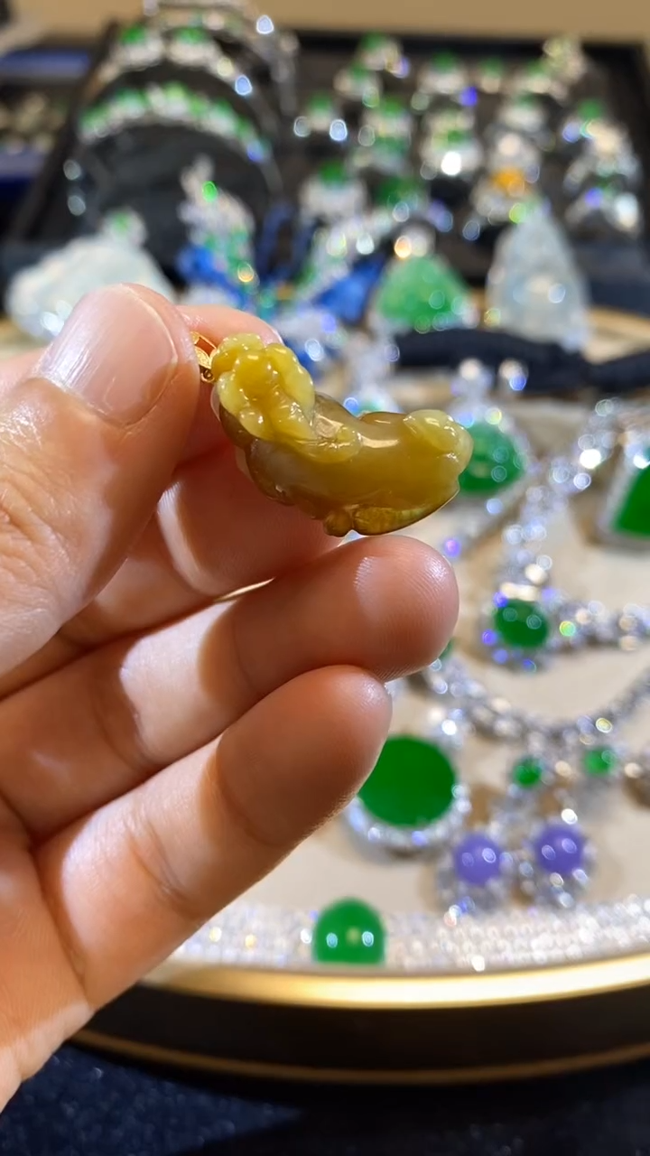 【闪购商品】翡翠吊坠(不含链)18K金镶嵌缅甸天然A货翡翠，18K金镶嵌