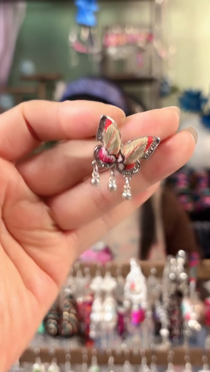 彩云南阁非遗老绣饰品544