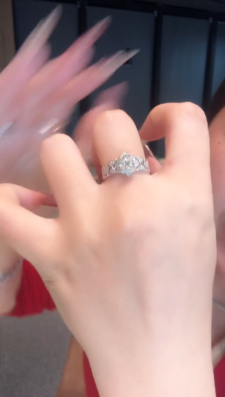 【闪购商品】钻石戒指18K金镶嵌1克拉主钻白金【南法假日】