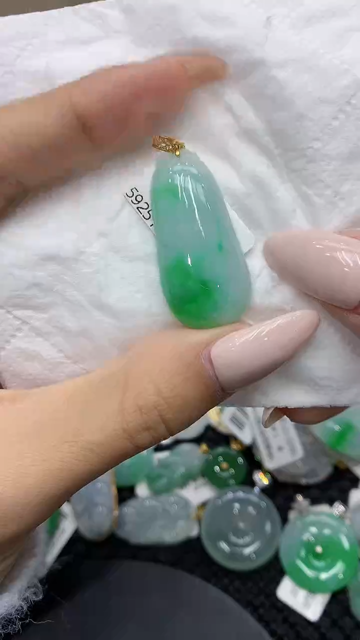 颈饰18K金镶嵌翡翠111111111111