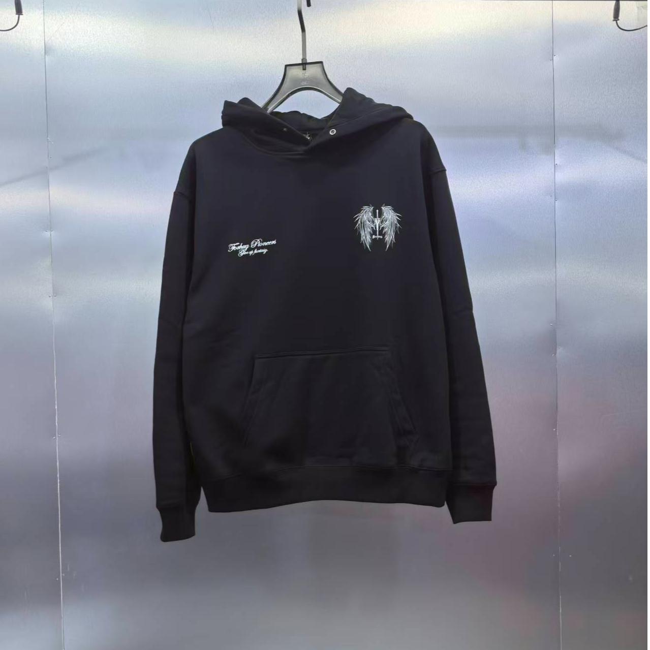 W07-110463-FOR后背夜光利剑翅膀印花连帽卫衣