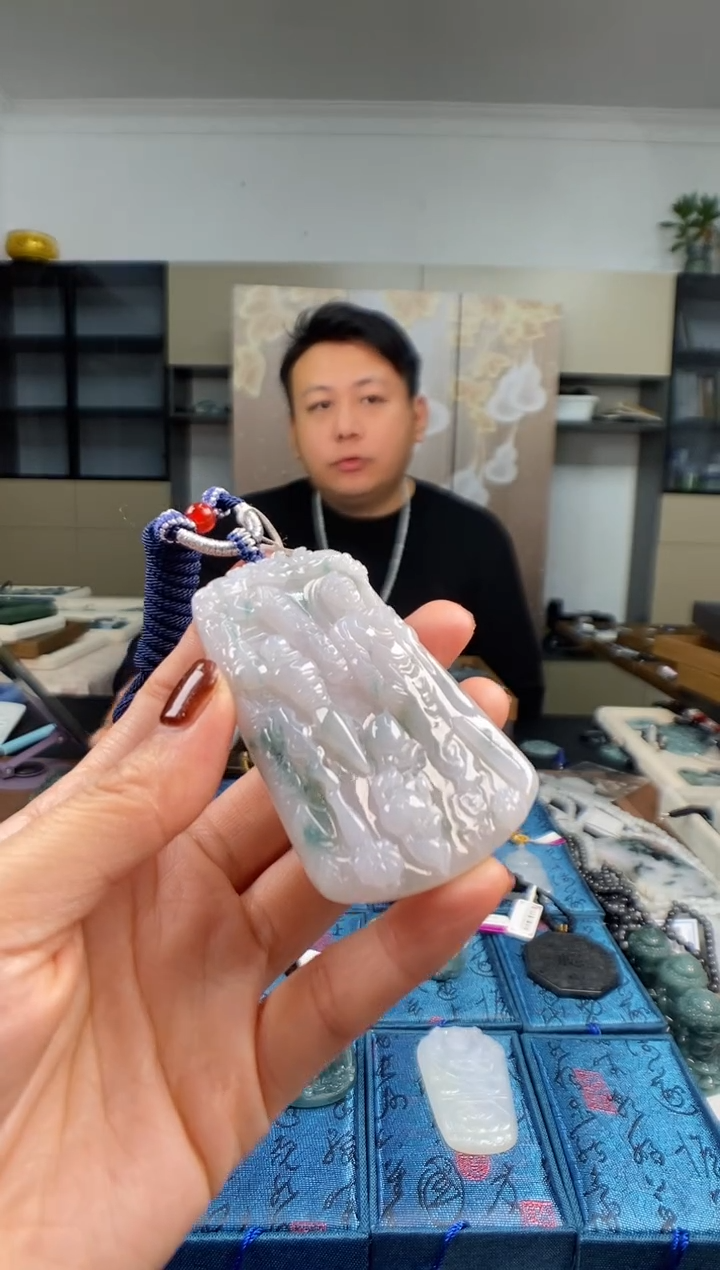 颈饰未镶嵌翡翠  多样性发其一