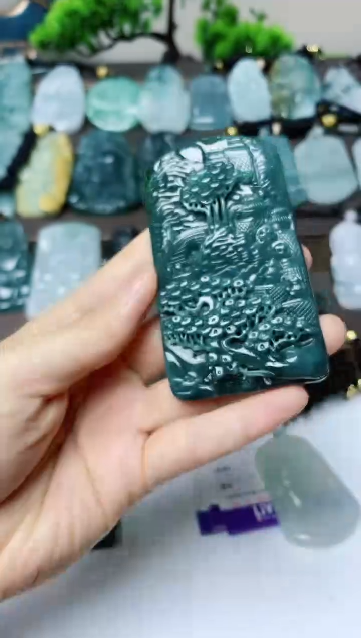 翡翠未镶嵌颈饰          