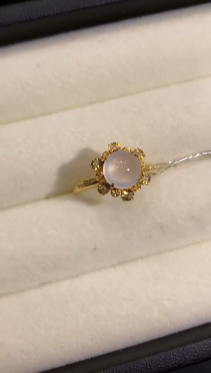 18K金镶嵌戒指翡翠多样性发其一