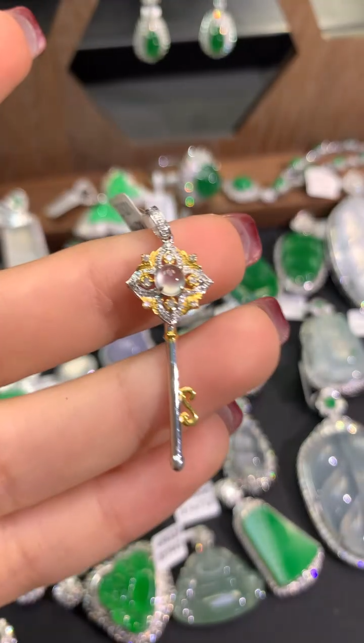 【闪购商品】翡翠吊坠(不含链)18K金镶嵌吊坠