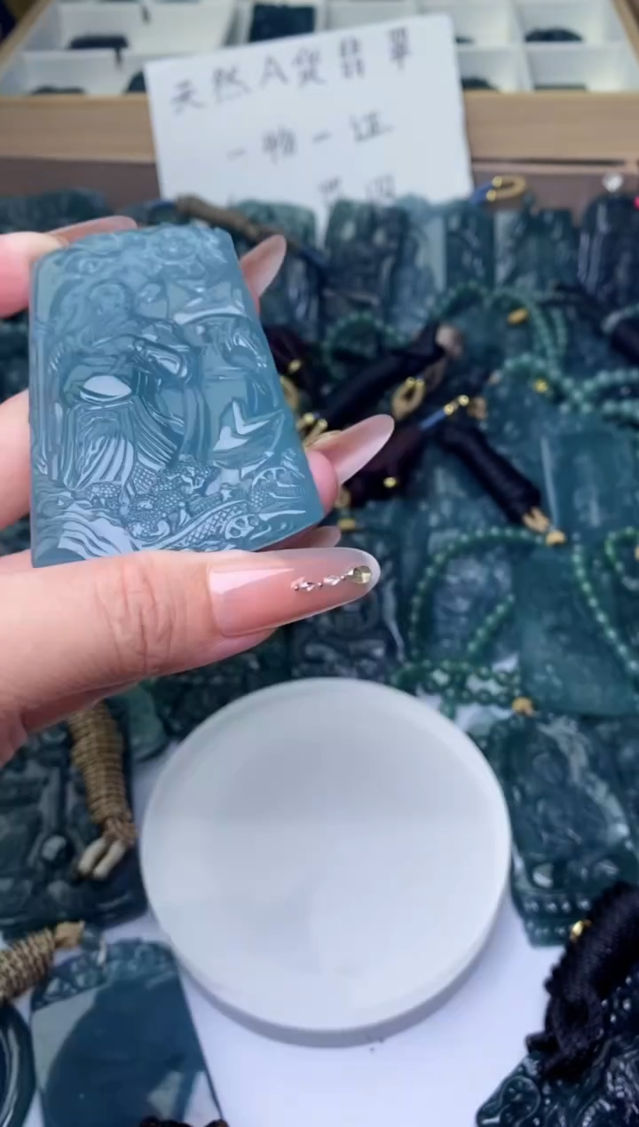 翡翠未镶嵌颈饰          
