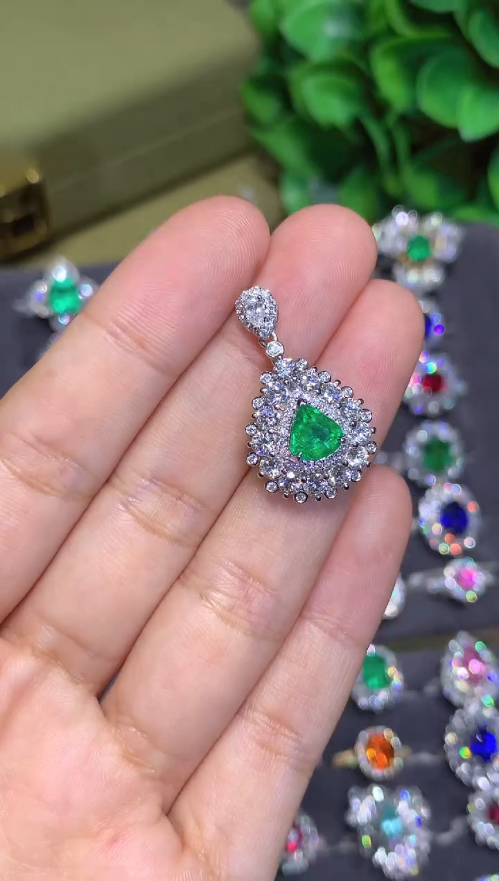 吊坠(不含链)18K金镶嵌祖母绿0.74CT