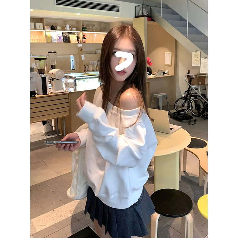 设计感白色斜肩长袖卫衣女秋冬季新款百搭宽松休闲慵懒风露肩上衣