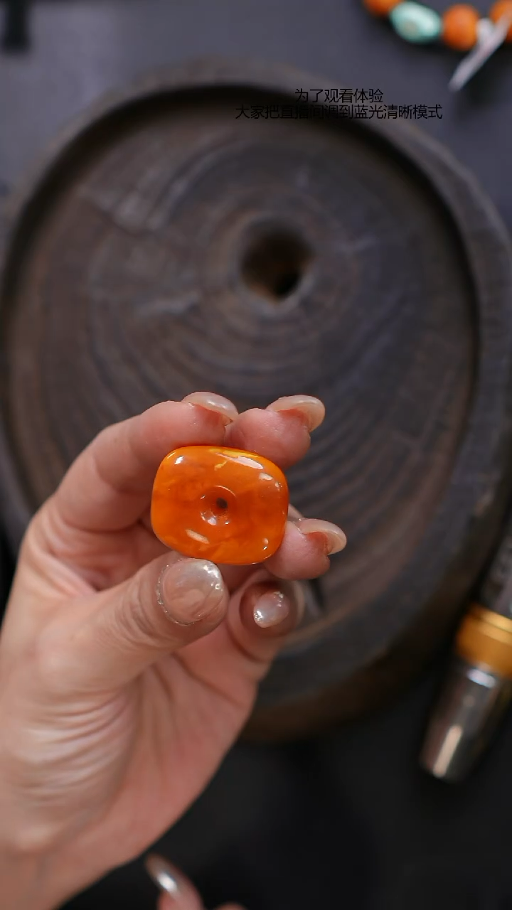 【闪购商品】琥珀裸石未镶嵌亮皮花蜡扣子