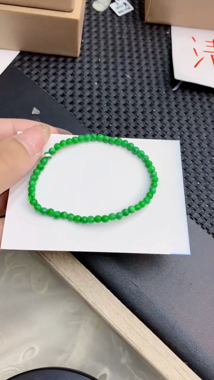 翡翠未镶嵌颈饰             81