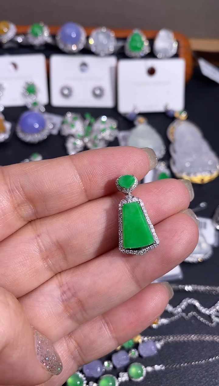 【闪购商品】翡翠颈饰18K金镶嵌吊坠