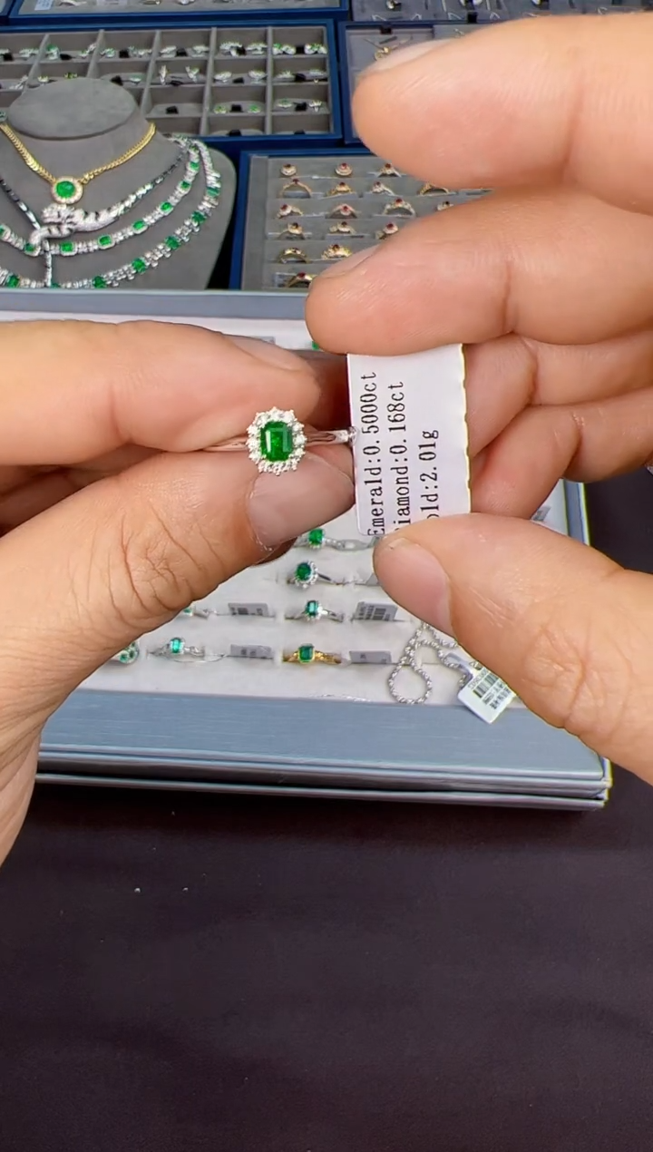 【闪购商品】祖母绿戒指18K金镶嵌戒指