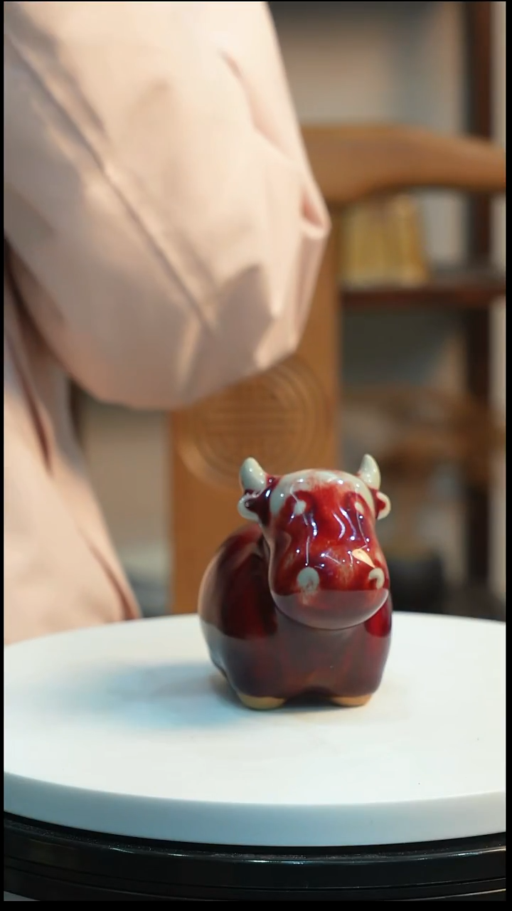 钧窑钧红生肖牛摆件