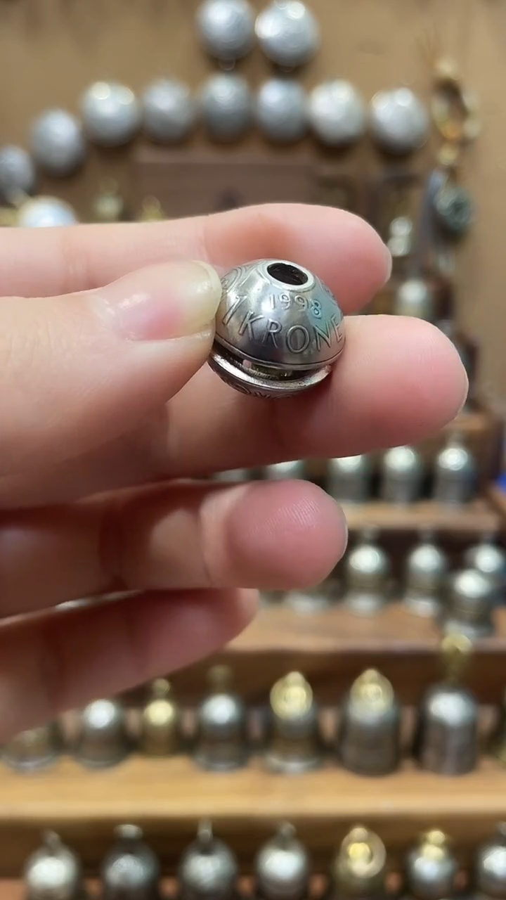 丹麦1欧尔空心圆铃铛配钥匙环玉米流苏1998年