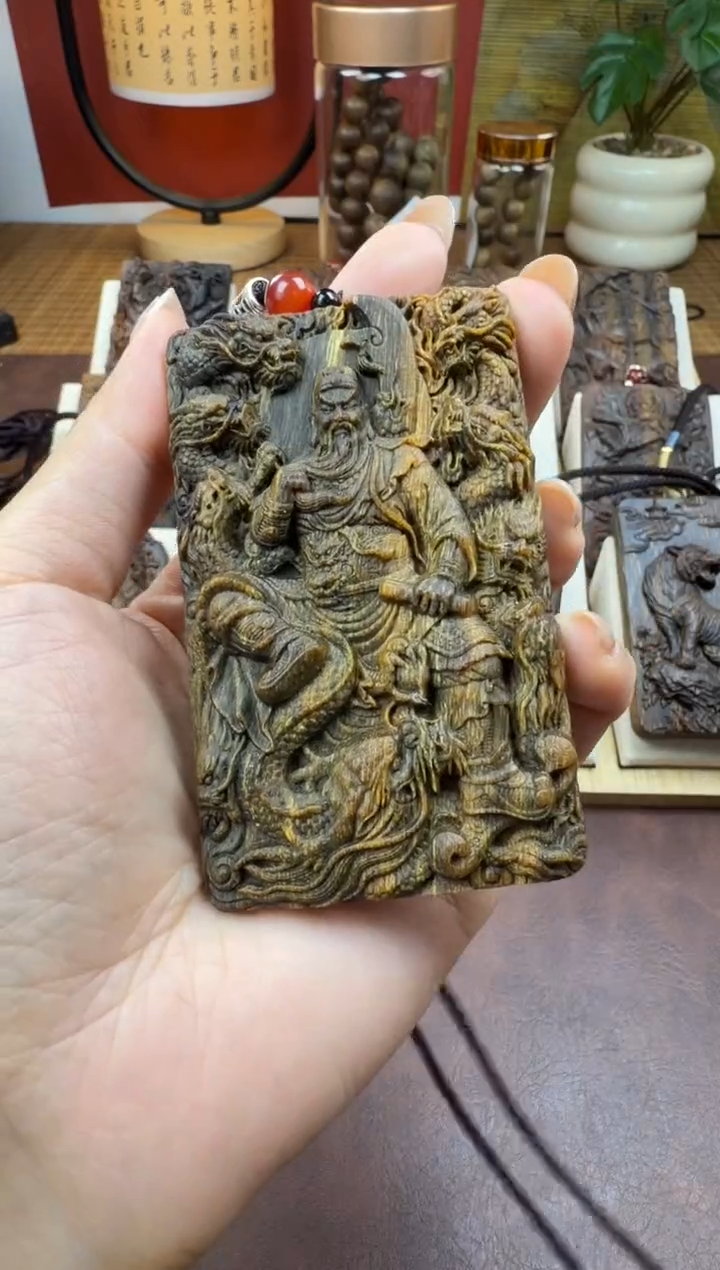 木木雕款  芽庄  九龙关公 8cm 送养香瓶