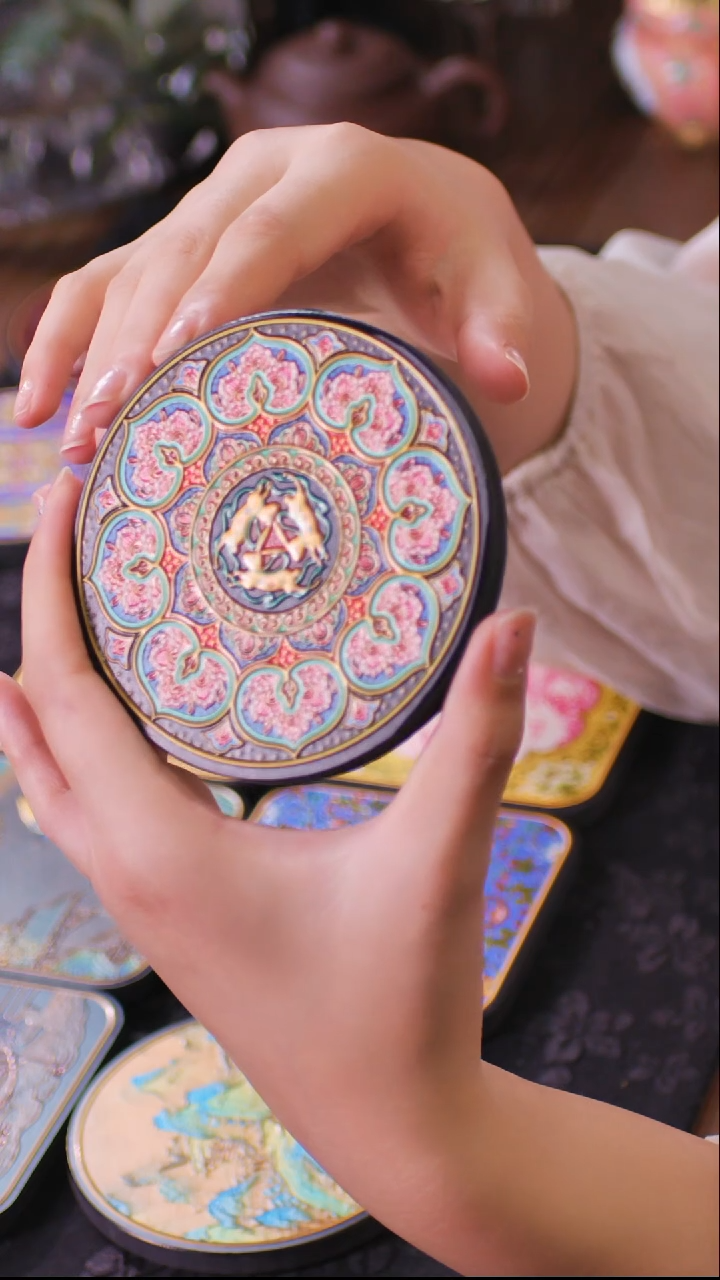 壹藏贰宝三兔图案杯垫一片