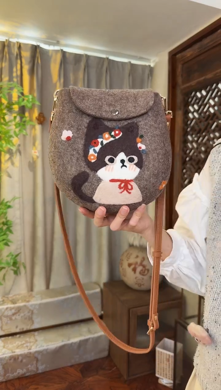 羊毛非遗羊毛毡包 蛋蛋包花环猫咪