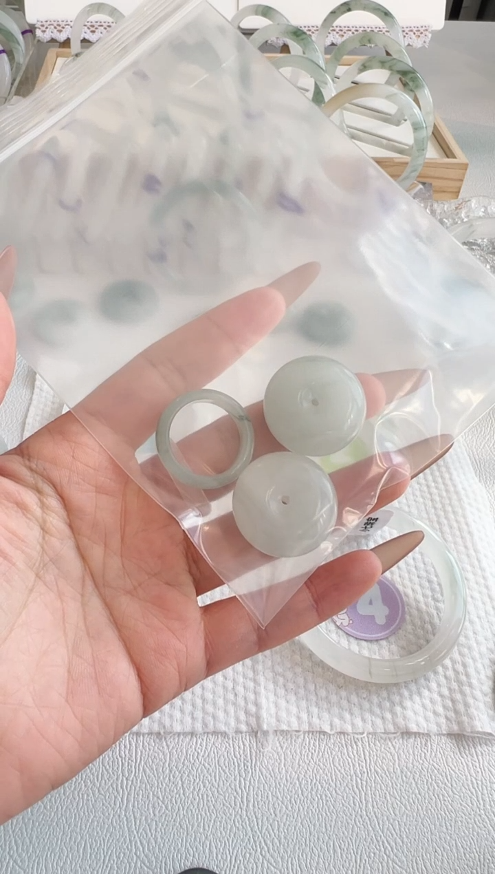 【闪购商品】石英质玉（天山翠）手镯未镶嵌莎莎专属