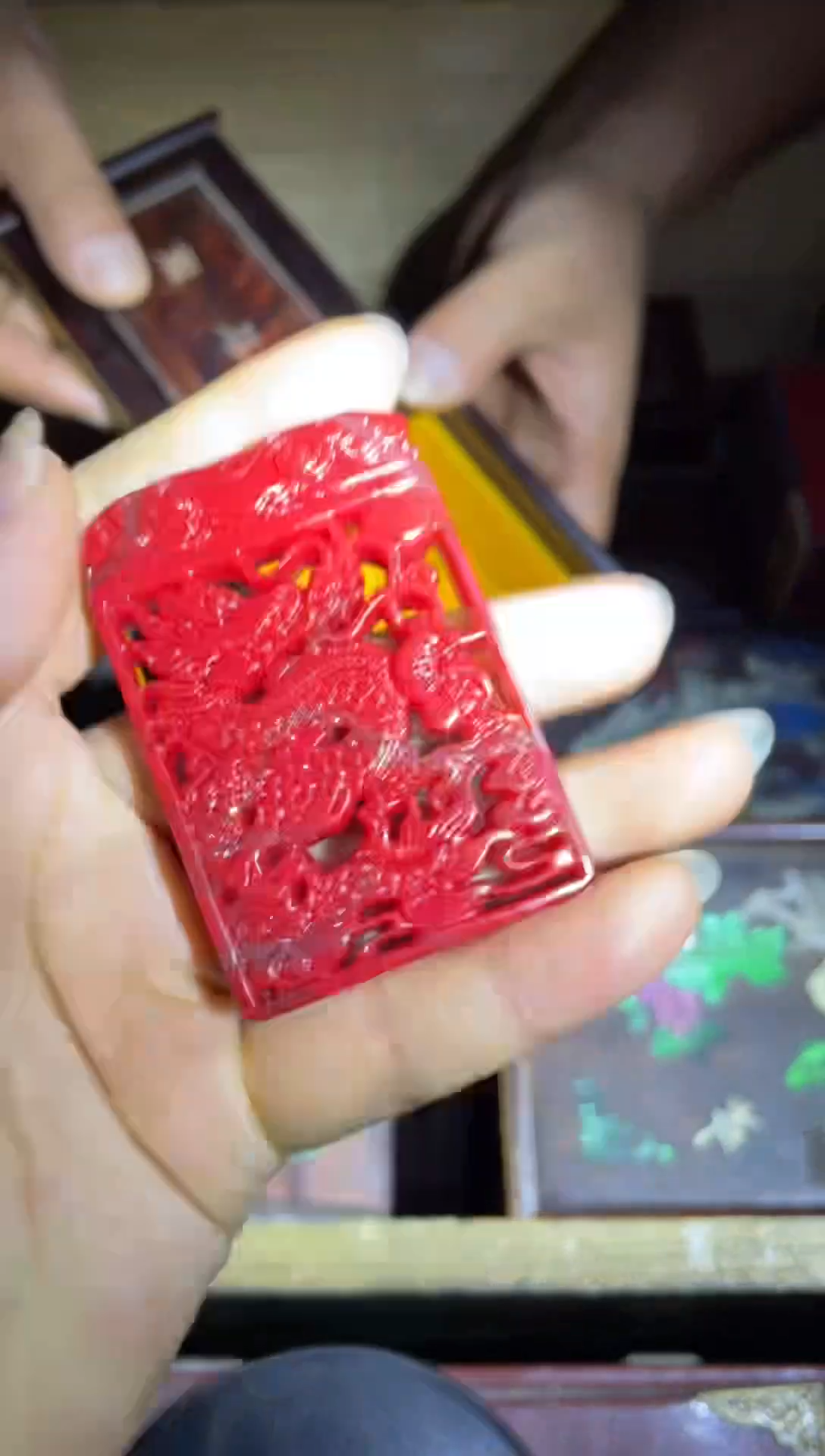 和田玉未镶嵌颈饰红钰镂空龙牌1件