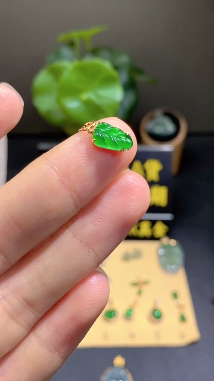 颈饰18K金镶嵌翡翠翡翠A货