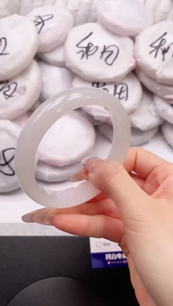 【闪购商品】石英质玉手镯未镶嵌18L81-60