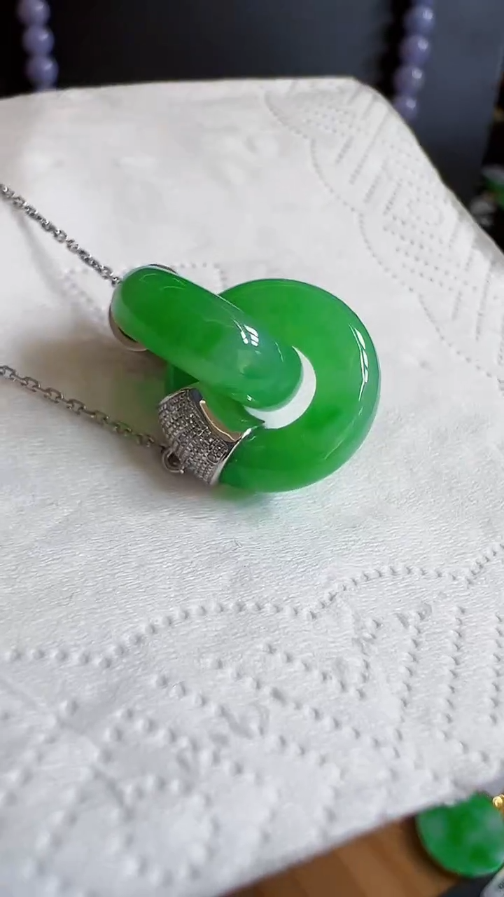 颈饰18K金镶嵌翡翠环环相扣