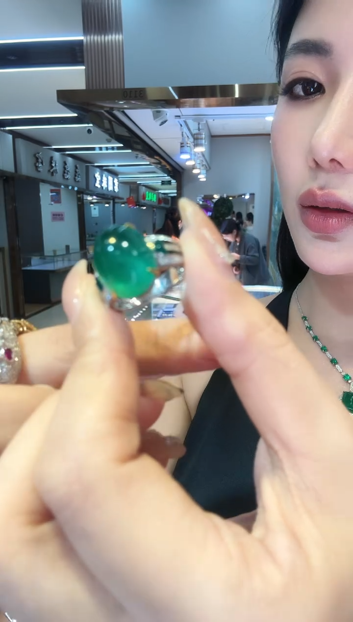 铂Pt950镶嵌戒指祖母绿9.50ct
