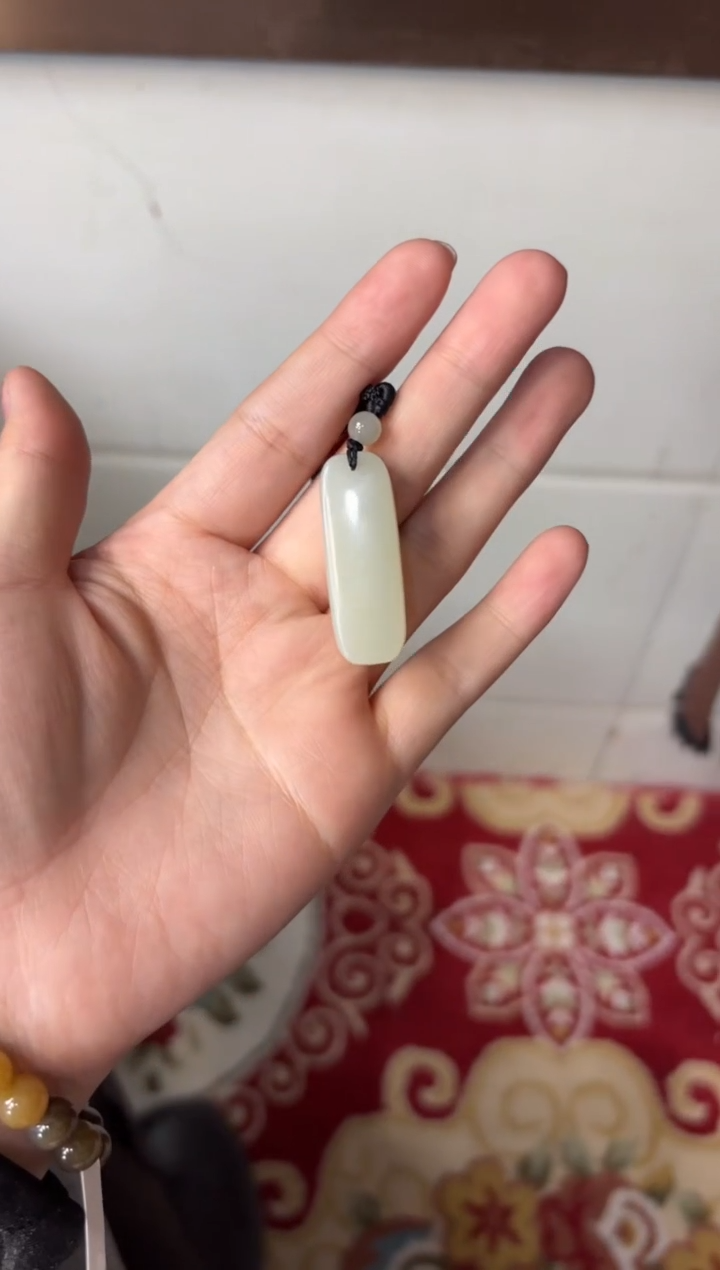 【闪购商品】和田玉吊坠(赠链)未镶嵌且末微色差迪克兰吊坠