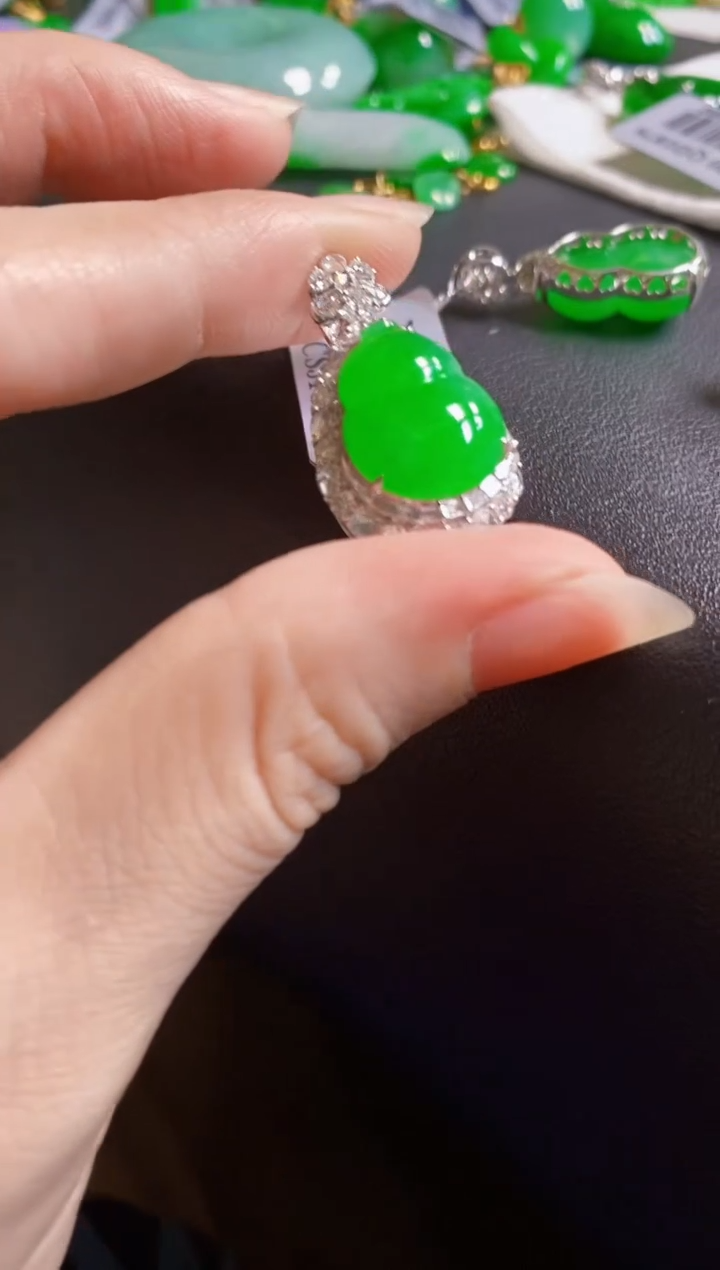 翡翠18K金镶嵌颈饰葫芦