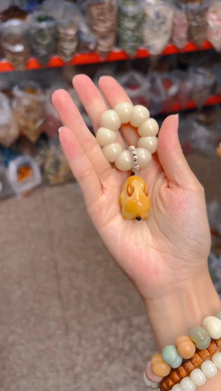 吊坠猴头核桃荔枝栋手捻 黄色兔