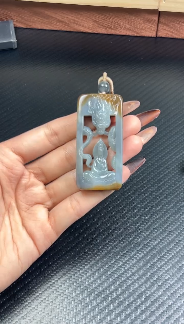 吊坠(赠链)未镶嵌和田玉若羌微色差吊坠