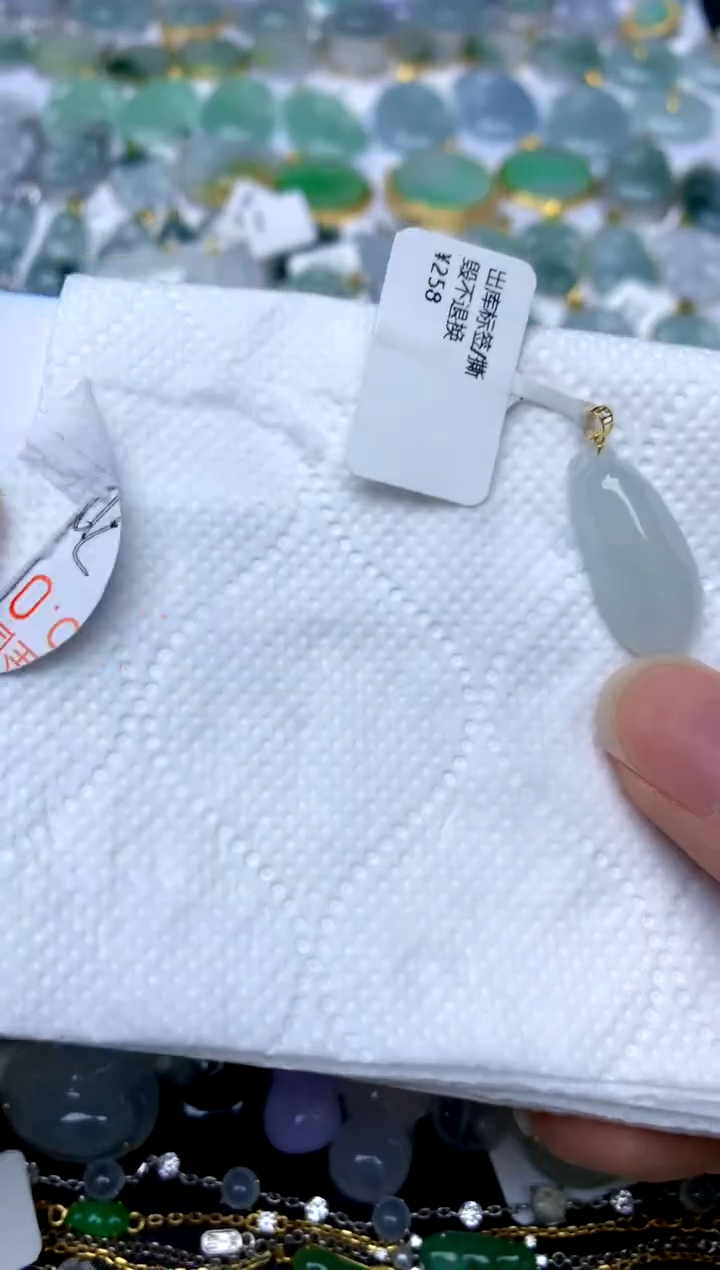 颈饰18K金镶嵌翡翠天然A货翡翠