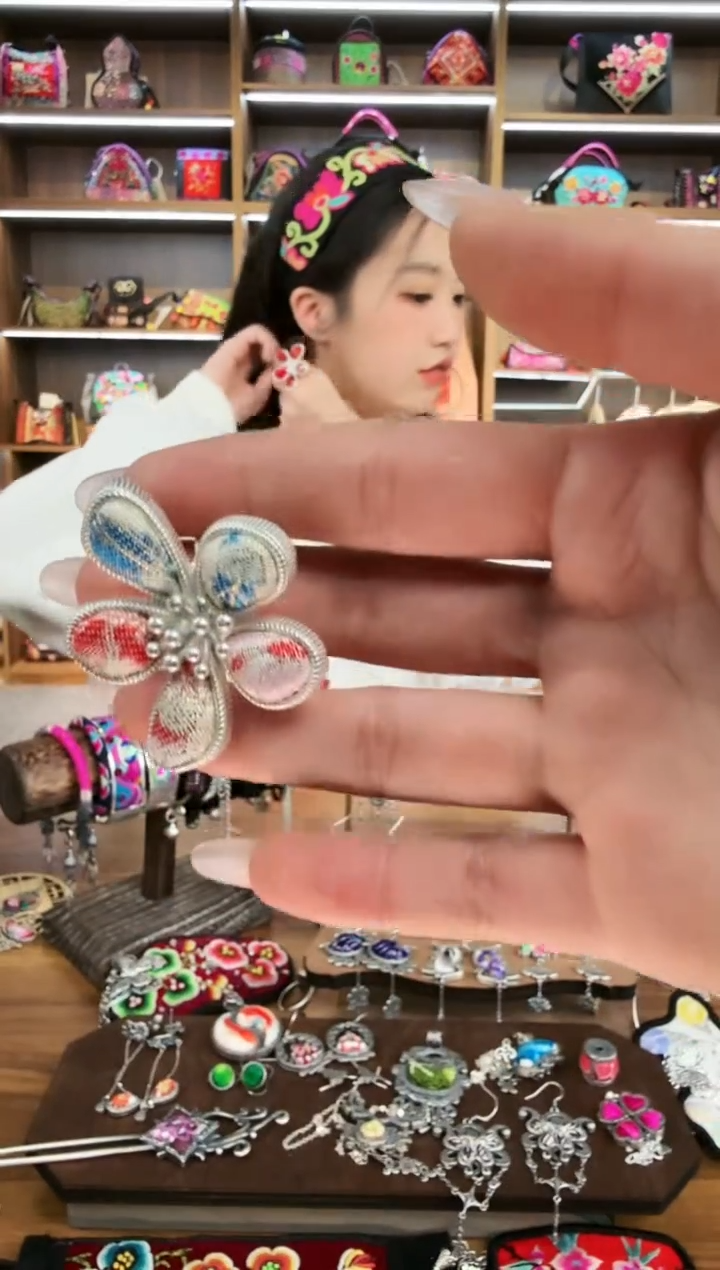 【闪购商品】织绣193蒙阿苏苗绣传承