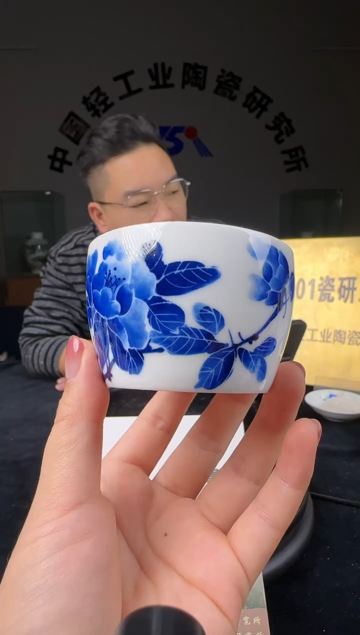 瓷摆件青花主人杯
