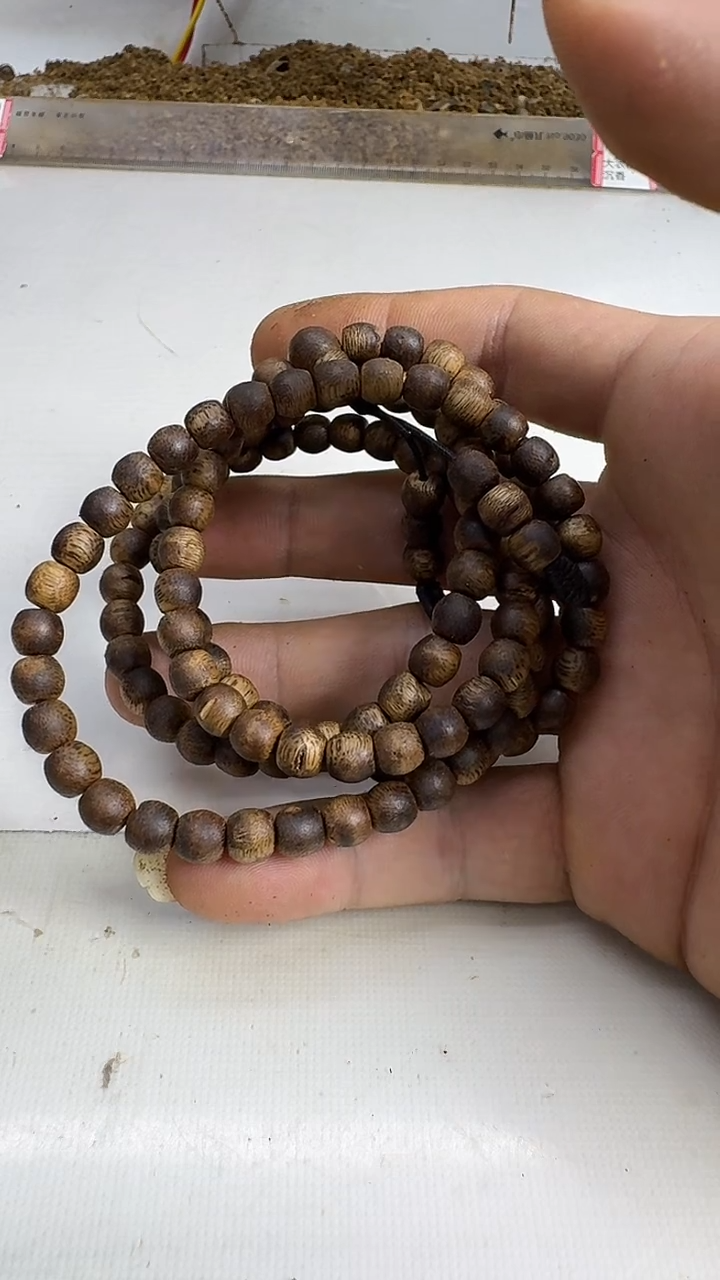 沉香手串白棋0.6规格多圈虫漏留疤珠