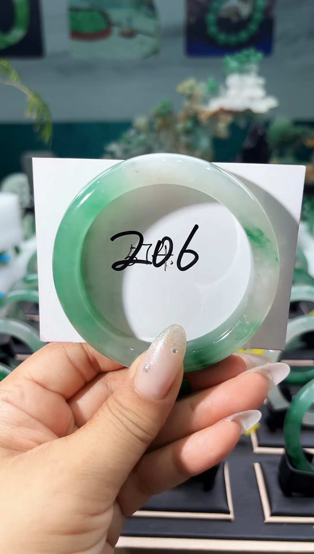 未镶嵌手镯石英质玉（非洲翠）手镯