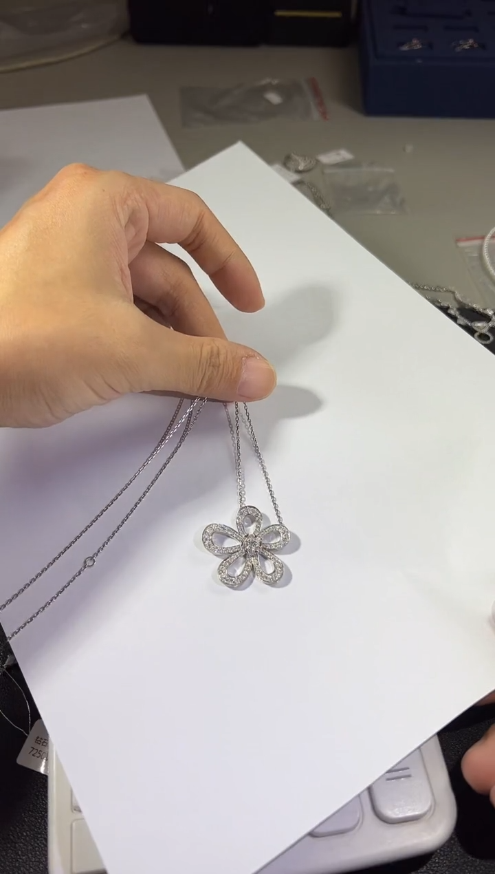 【闪购商品】钻石颈饰18K金镶嵌18K金钻石吊坠B111H-86