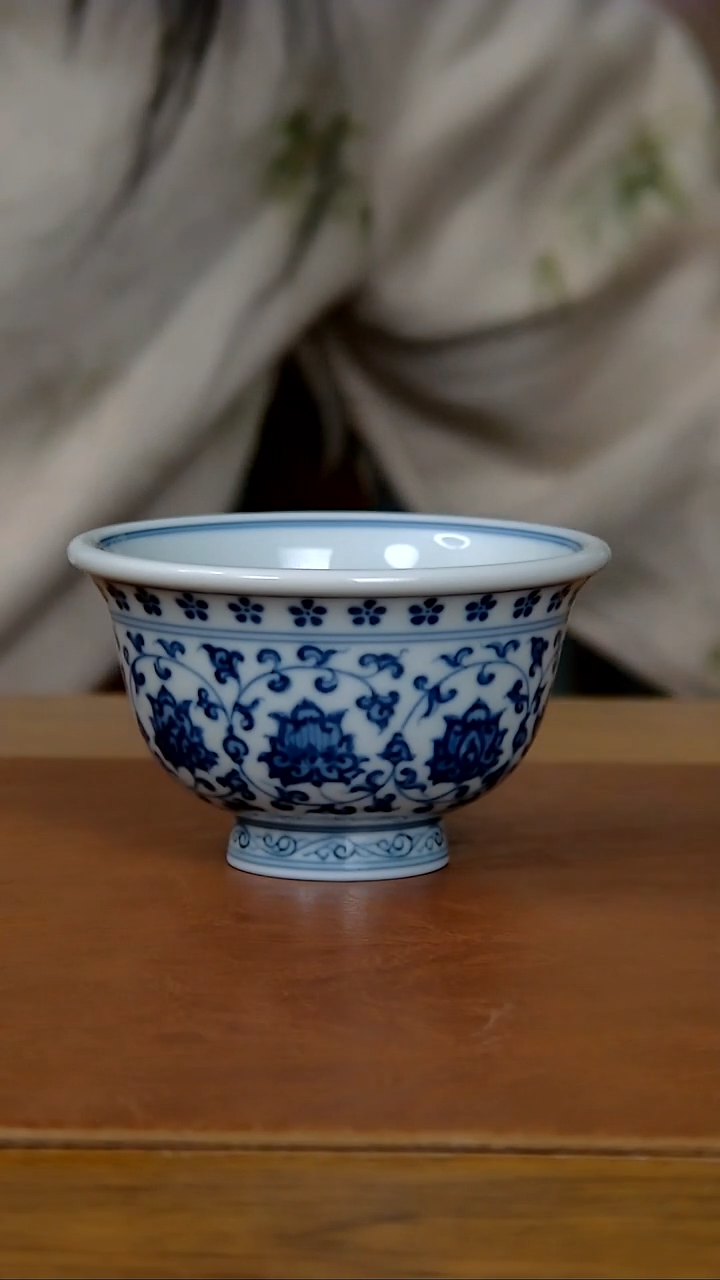 【闪购商品】仿明缠枝莲双狮压手杯（柴窑）