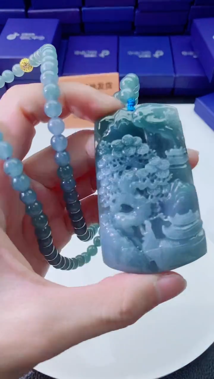 翡翠未镶嵌颈饰         