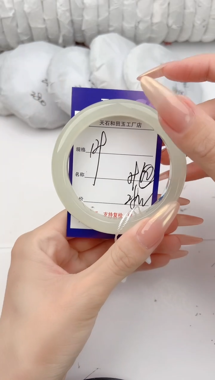 和田玉手镯未镶嵌129颜色微差无瑕疵