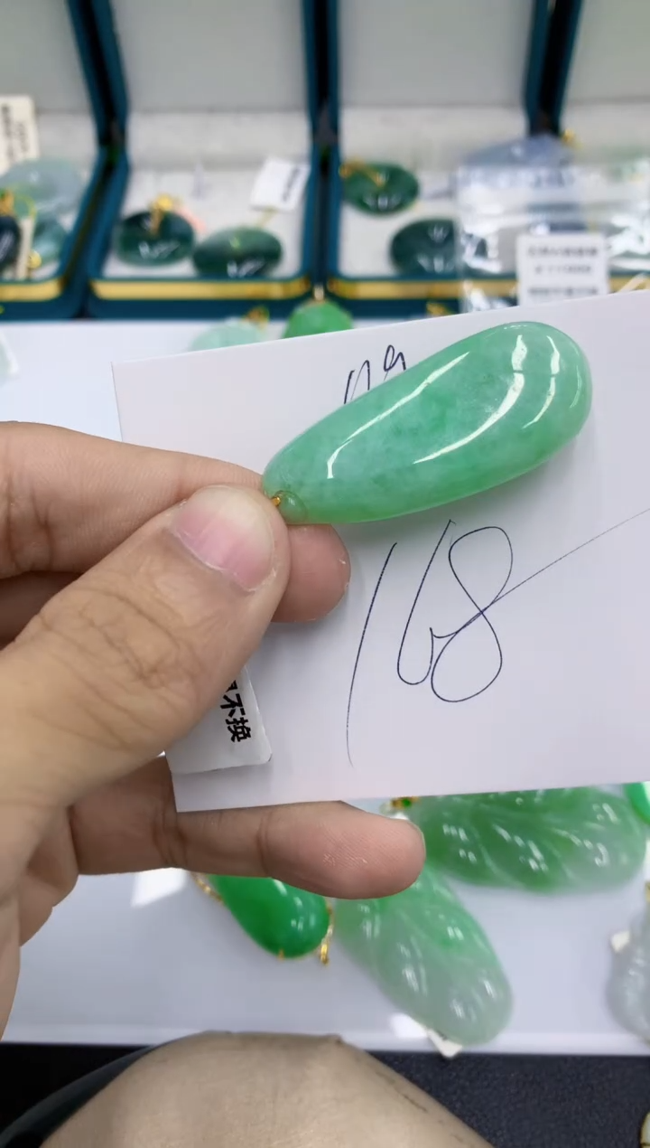 颈饰18K金镶嵌翡翠翡翠