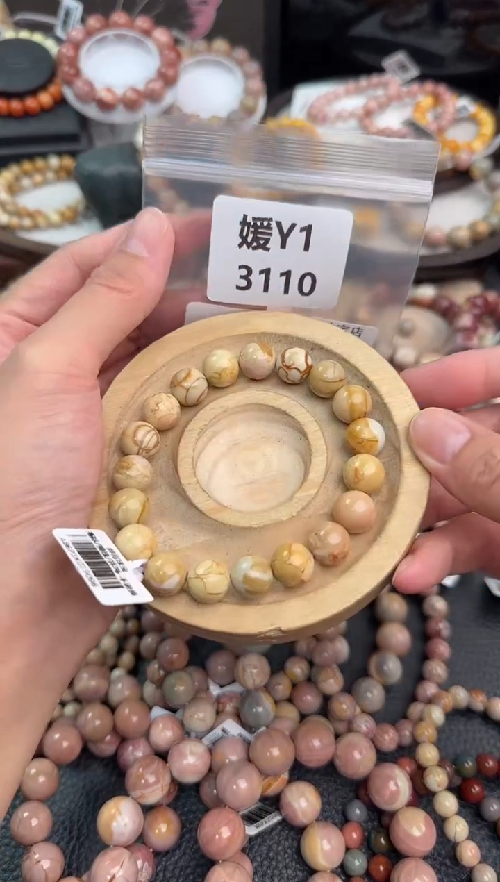 未镶嵌手链石英质玉甄**。Y1 3110