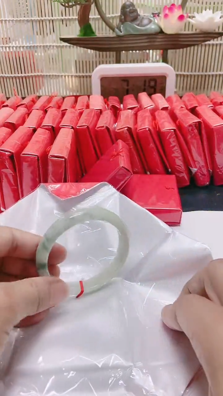 翡翠手镯未镶嵌14拍哪个图片就是发哪个58圈口