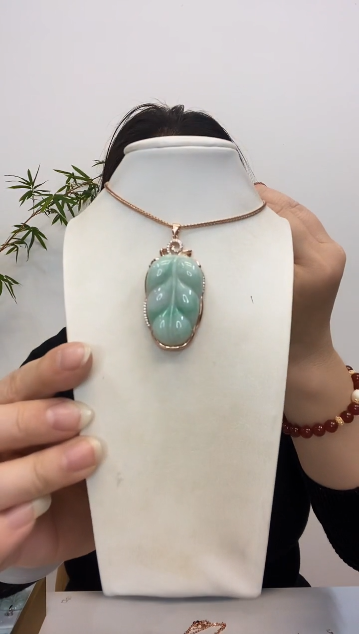 【闪购商品】翡翠吊坠(赠链)银S925镶嵌叶子玫瑰边