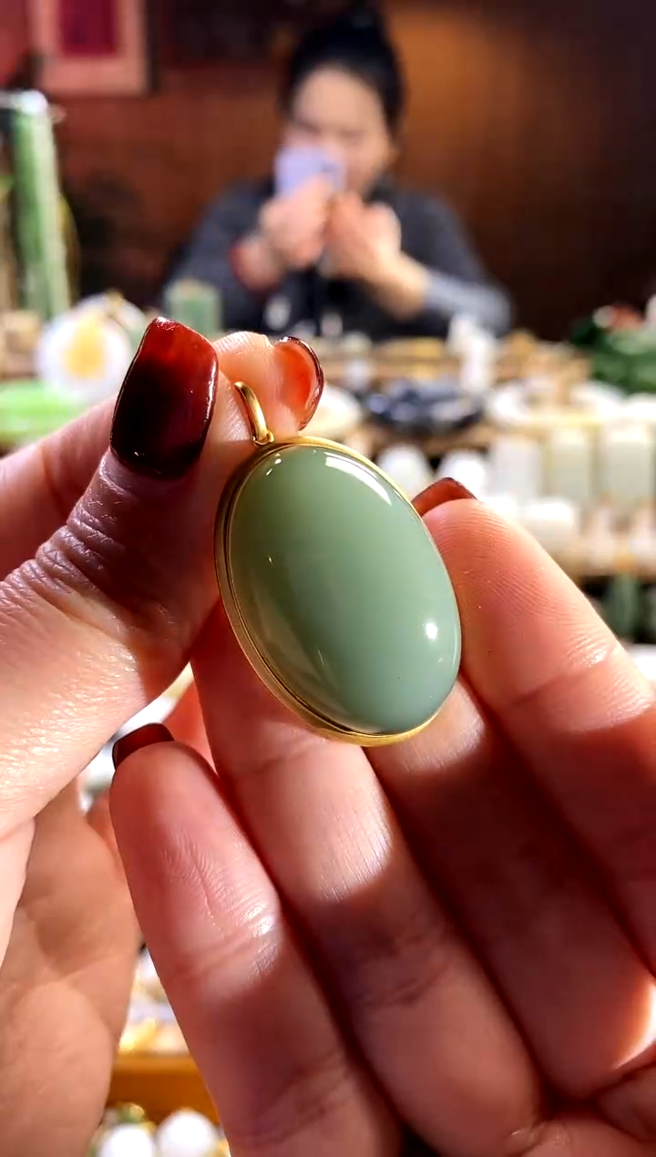 【闪购商品】和田玉吊坠18K金镶嵌。