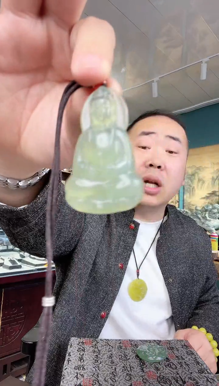 蛇纹石玉未镶嵌颈饰观音